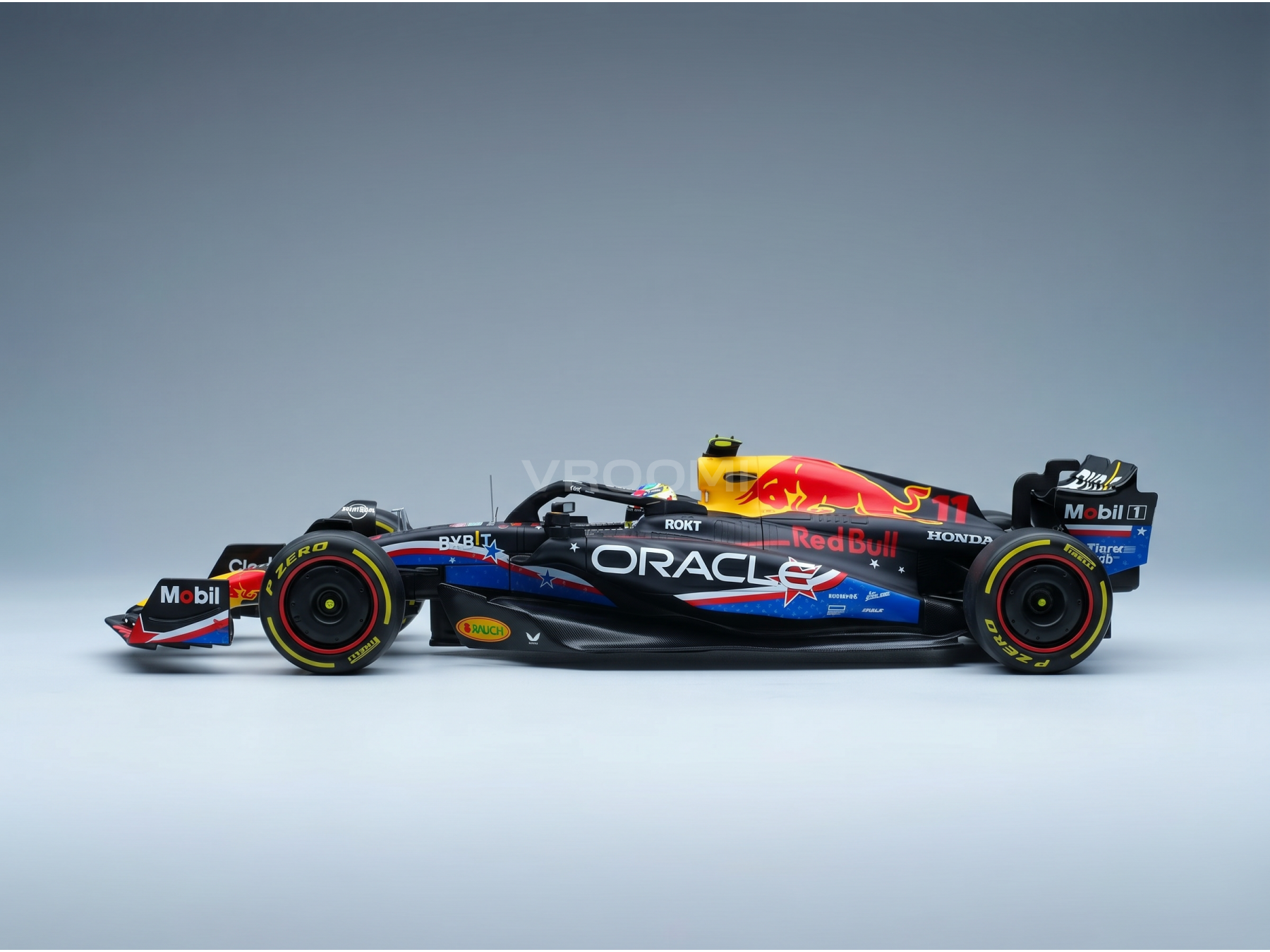 Maquette de voiture Red Bull de la marque Vroomi, dotée d'une livrée détaillée et de pneus P Zero.