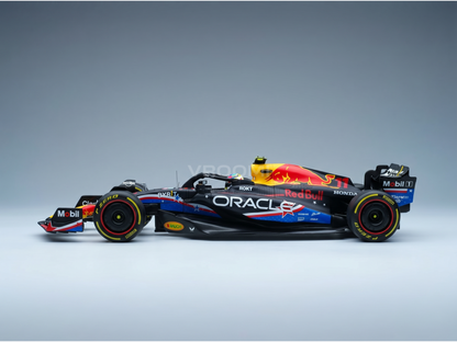 Maquette de voiture Red Bull de la marque Vroomi, dotée d'une livrée détaillée et de pneus P Zero.