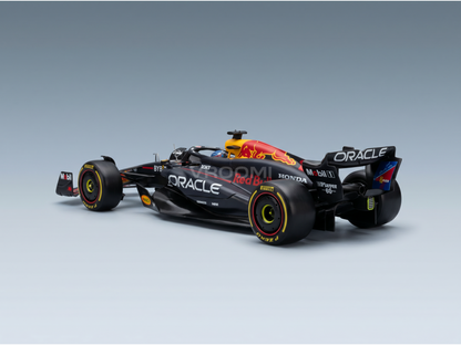 Maqueta a escala del coche de Fórmula 1 de Oracle Red Bull de Vroomi, con logotipos detallados de los patrocinadores y neumáticos Pirelli.