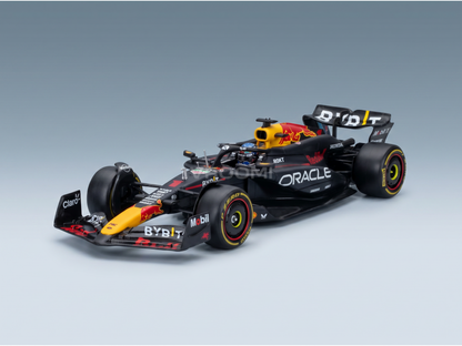 Maqueta de coche Red Bull con los logotipos de Oracle y Mobil, presentada por Vroomi para coleccionistas