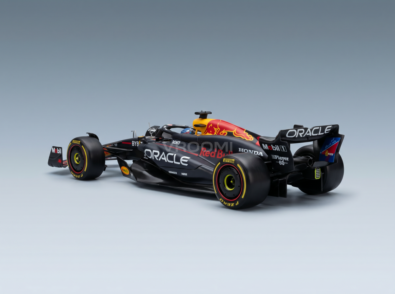RED BULL  F1 RB20 EQUIPA ORACLE RED BULL N.º 1 CAMPEÃO MUNDIAL TEMPORADA 2024 MAX VERSTAPPEN - COM PILOTO E VITRINA - AZUL, AMARELO E VERMELHO Modelo em escala de carro na Vroomi