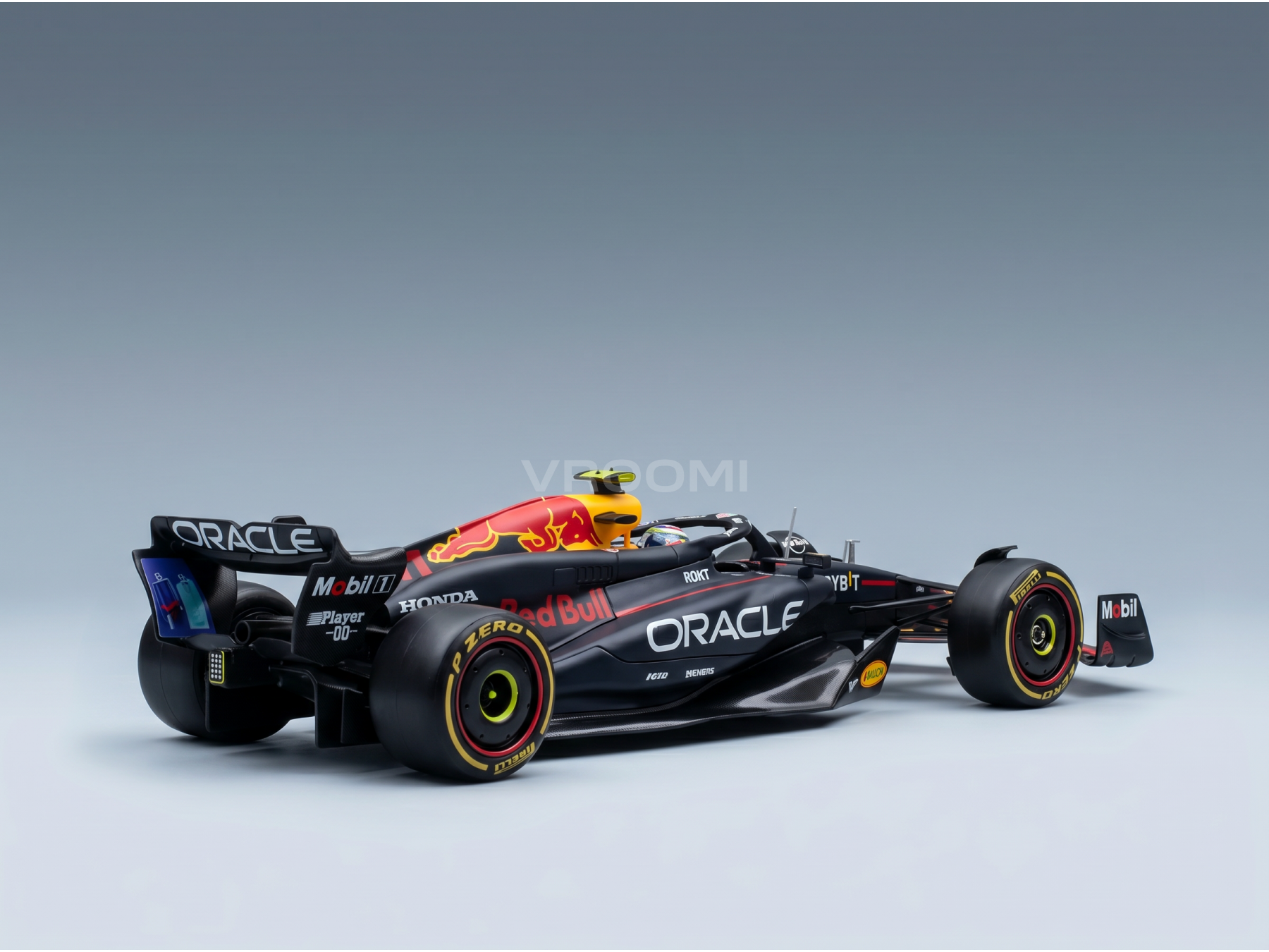 Red Bull -schaalmodelauto met P Zero-banden, gepresenteerd door Vroomi voor verzamelaars