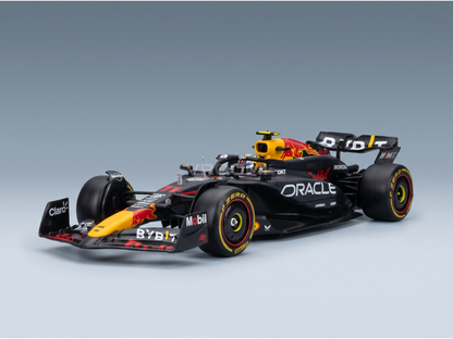Red Bull Honda F1-schaalmodelauto van Vroomi, voorzien van P Zero-banden en sponsorlogo’s.