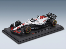 Oracle Red Bull RB21-schaalmodel van Vroomi, met Honda-banden en P Zero-banden op de displayvoet