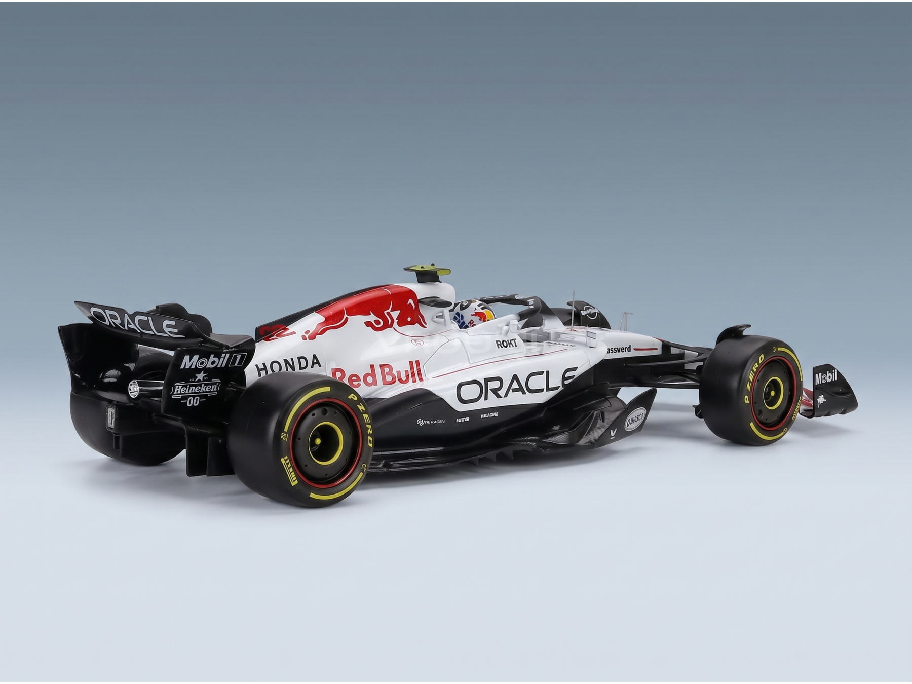 Modèle réduit de la Red Bull Oracle F1 par Vroomi, réplique détaillée en métal moulé sous pression équipée de pneus P Zero