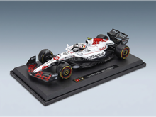 Oracle Red Bull RB21-schaalmodel van Vroomi, met Honda-banden en P Zero-banden op de displayvoet