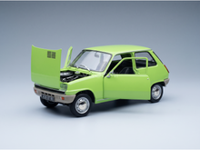 Limoengroen schaalmodelauto met open motorkap en deuren, gedetailleerde motor, Vroomi-collectie