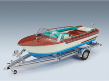 Maqueta a escala de un coche y un barco sobre remolque, réplica de colección de Vroomi con diseño retro y detalle de la bandera italiana.