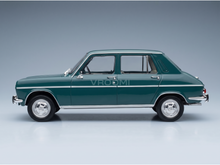 Groene schaalmodelauto uit de jaren ’70, een sedan met verchroomde details, gepresenteerd door Vroomi voor verzamelaars.