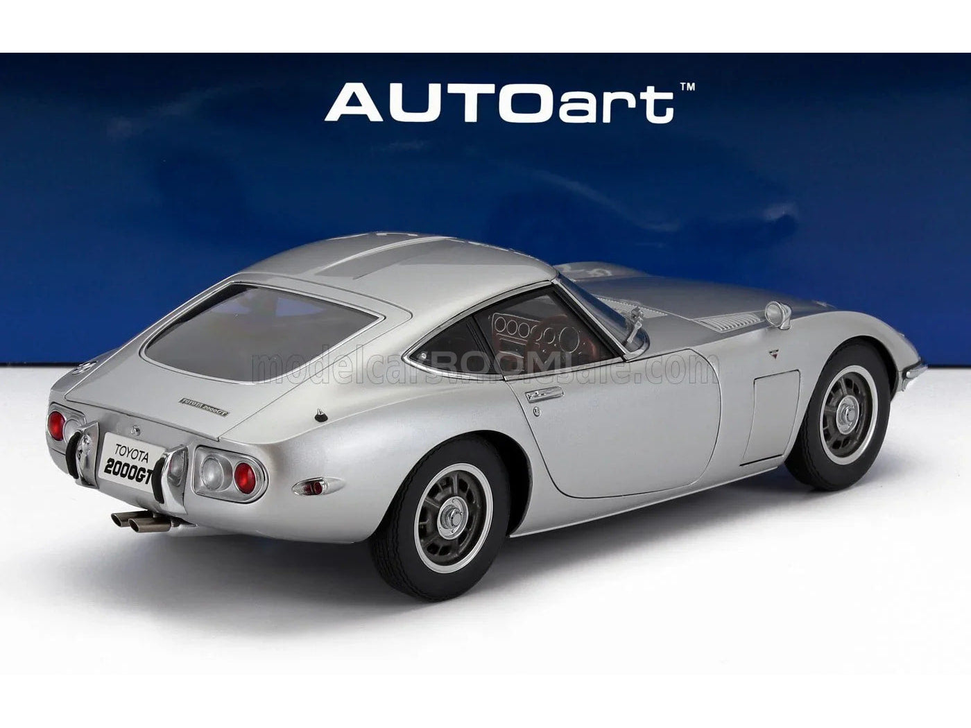 Modèle réduit de la Toyota 2000GT argentée par AUTOart, idéal pour les collectionneurs de Vroomi