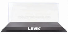VITRINA DE EXPOSICIÓN - BASE DE PLÁSTICO NEGRO - LBWK - 35,5 cm (largo) x 15,5 cm (ancho) x 15,2 cm (alto) (altura interior: 12,7 cm) - EXPOSITOR DE PLÁSTICO: Maqueta de coche en Vroomi