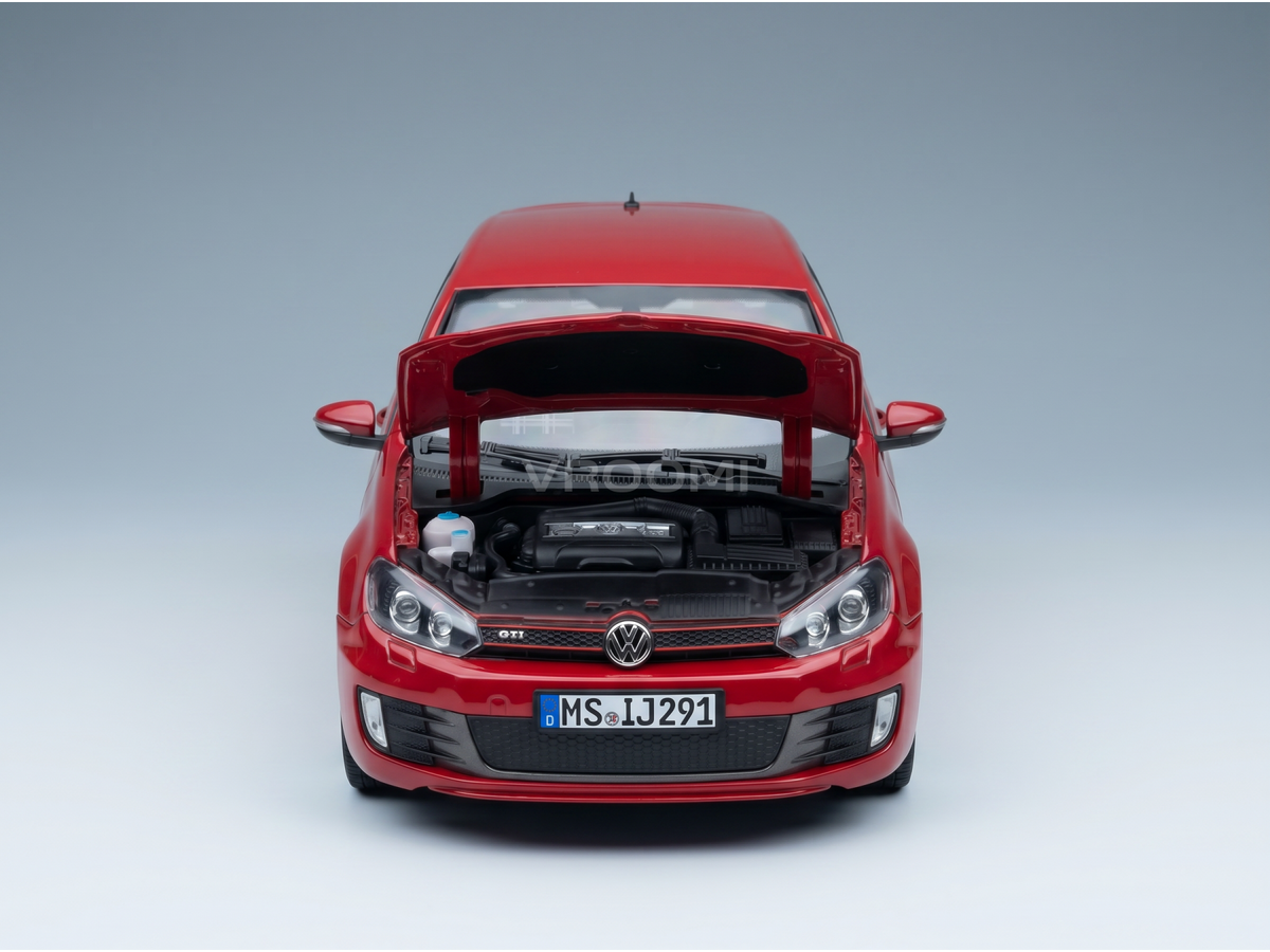 Modellino in scala Volkswagen GTI rosso con cofano aperto e motore dettagliato, da Vroomi