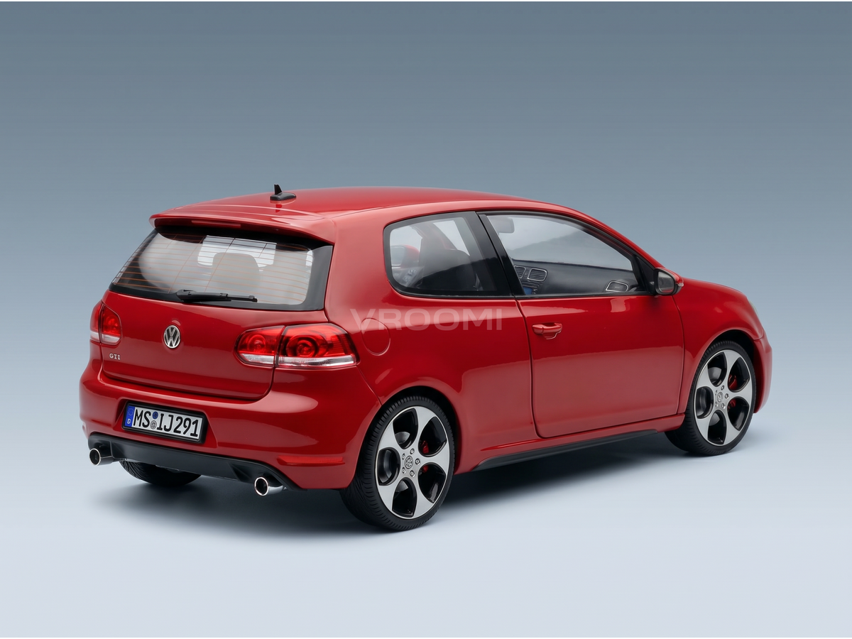 Modellino in scala Volkswagen GTI rosso di Vroomi, vista posteriore dettagliata con cerchi in lega e doppio scarico