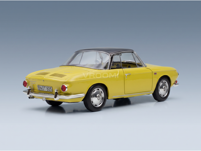 Geel Volkswagen Karmann Ghia-schaalmodel van Vroomi, klassiek ontwerp uit de jaren ’60 met zwart dak en chromen details