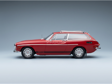 Rood schaalmodel van een Volvo 1800 ES met dakdrager, gepresenteerd door Vroomi voor verzamelaars