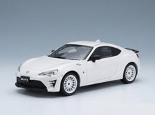 Toyota 86 Coupe VART 2019 White Kyosho 1:43 scale model - front three-quarter view