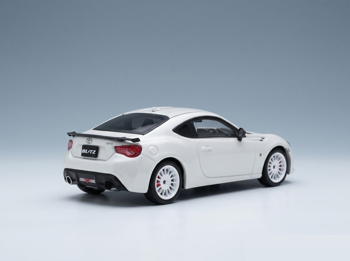 Toyota 86 Coupe VART 2019 White Kyosho 1:43 scale model - rear three-quarter view