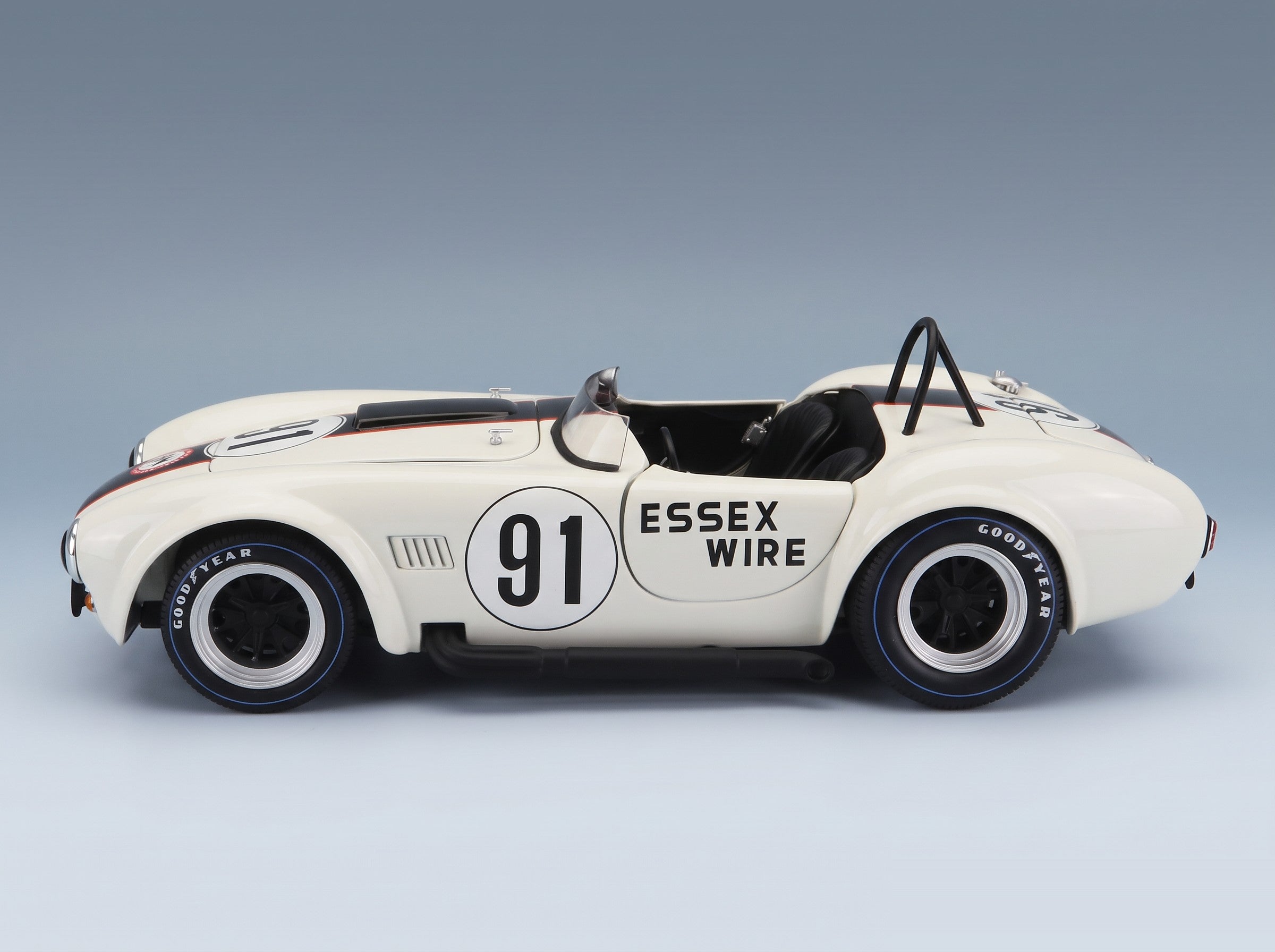 Ford Shelby Cobra 427 S/C Spider Essex Wire No. 91 S. Scott 500km Bridgehampton 1965 White Kyosho 1:18 scale model - side view