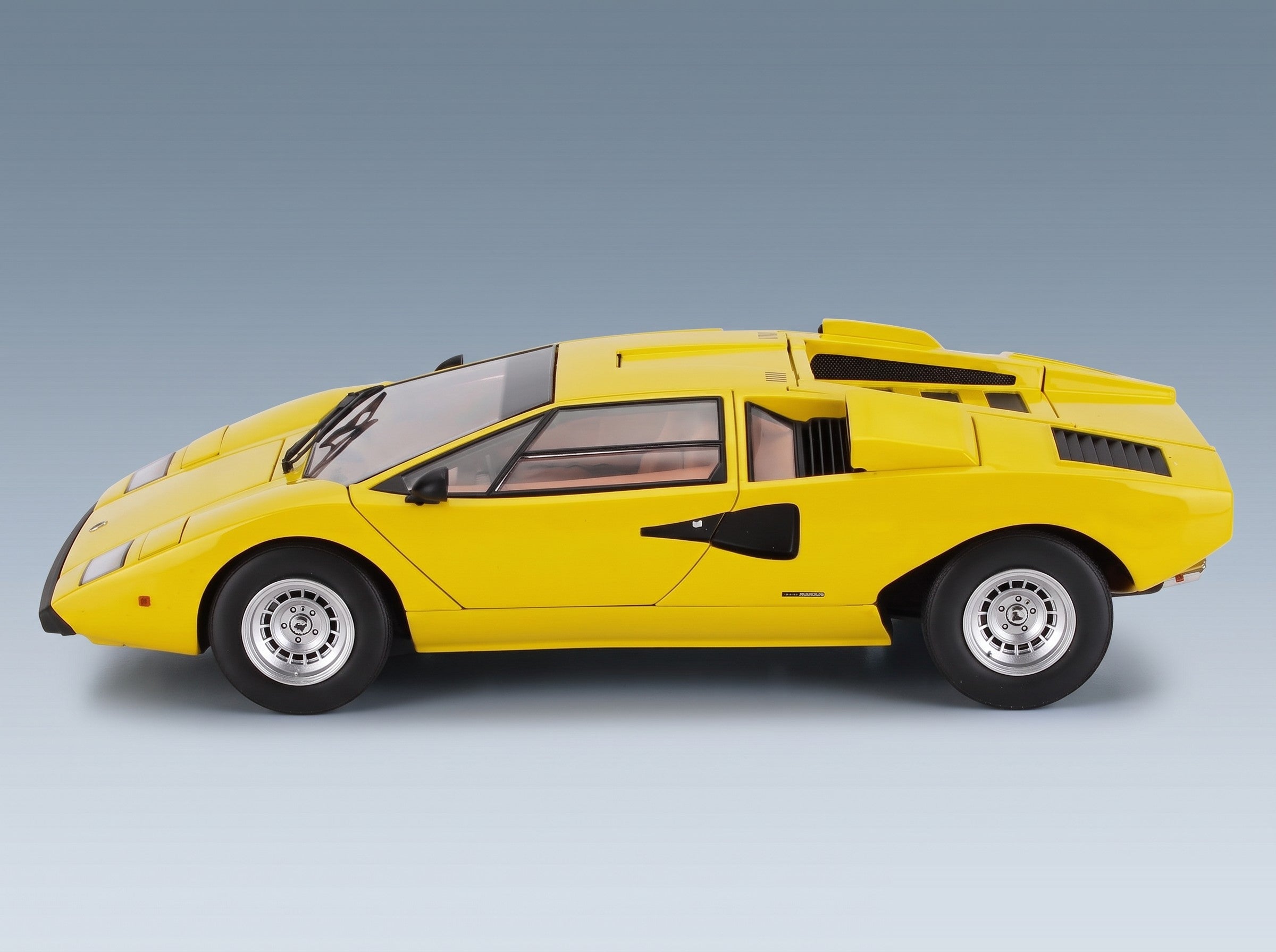 Lamborghini Countach LP400 1974 Yellow Kyosho 1:18 scale model - side view