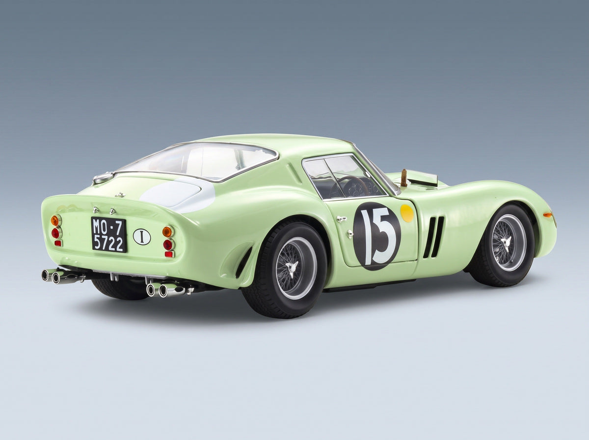 Ferrari 250 GTO UDT-Laystall No. 15 Innes Ireland Winner Tourist Trophy Goodwood 1962 Kyosho 1:18 scale model - rear three-quarter view