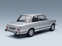 BMW 2002Tii 1972 Silver Kyosho 1:18 scale model - rear three-quarter view