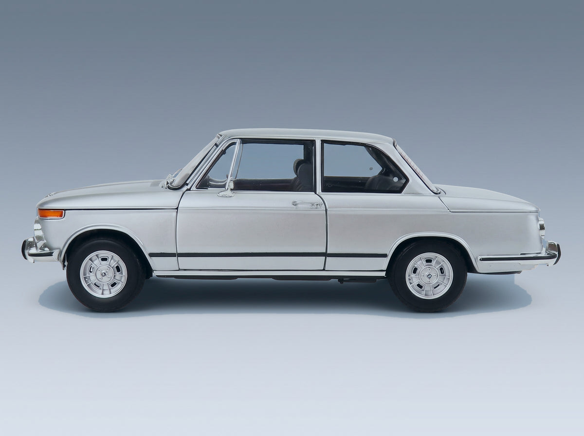 BMW 2002Tii 1972 Silver Kyosho 1:18 scale model - side view