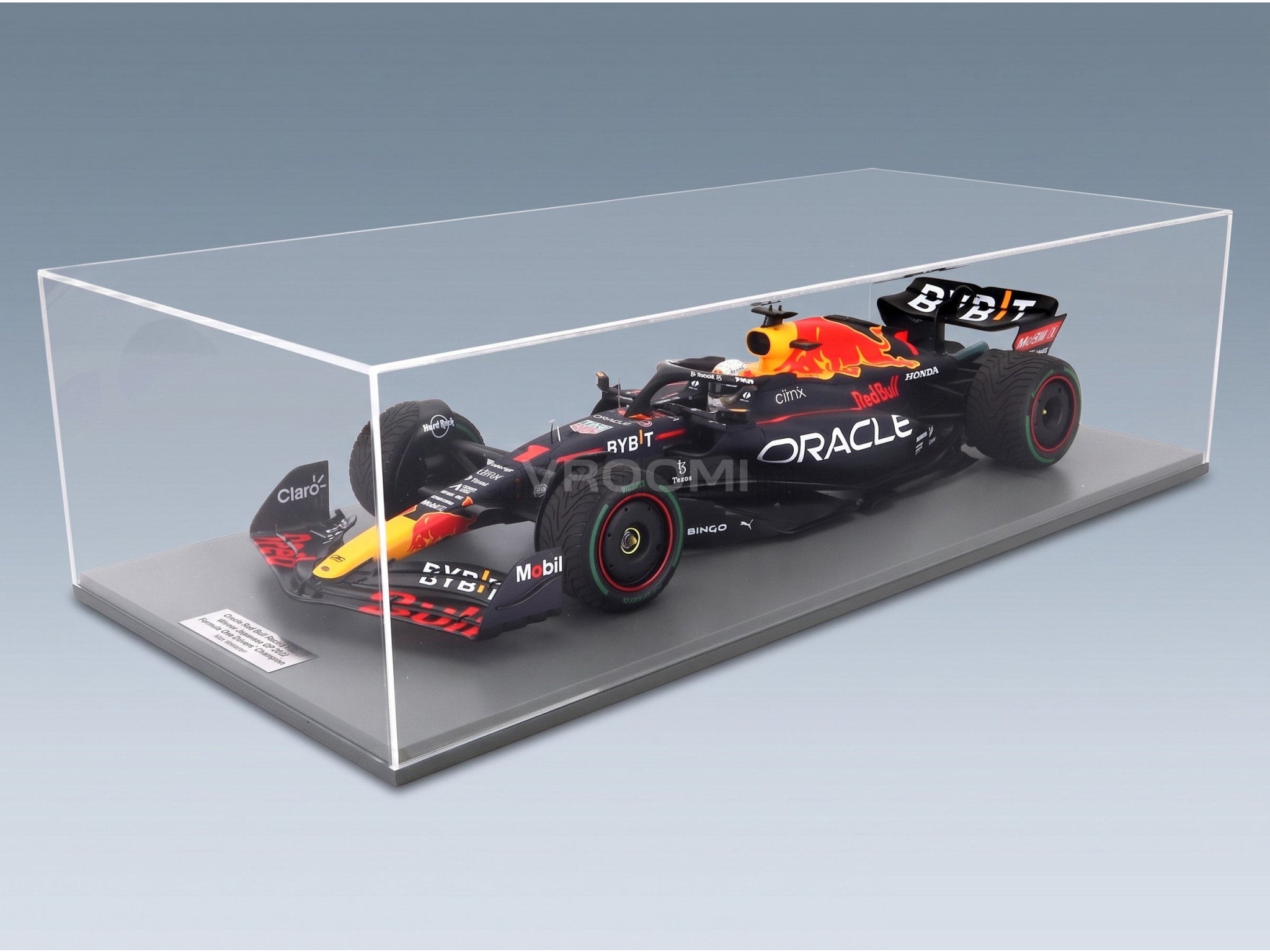 Red Bull RB18 Oracle Red Bull Racing No. 1 Max Verstappen World Champion Winner Japan GP with Pit Board 2022 Spark Model 1:12 scale model - original packaging