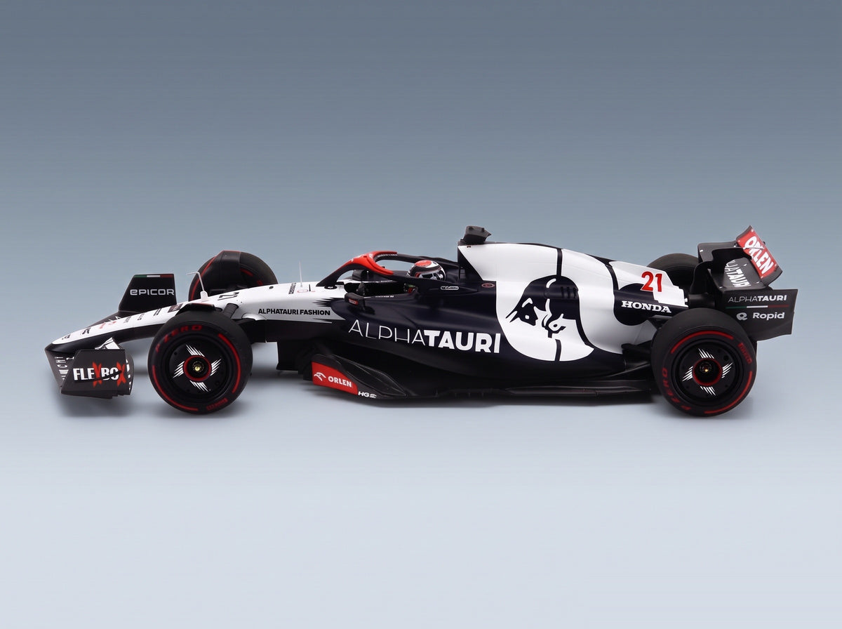 AlphaTauri AT04 Team AlphaTauri No. 21 Nyck De Vries Silverstone British GP 2023 Minichamps 1:18 scale model - side view