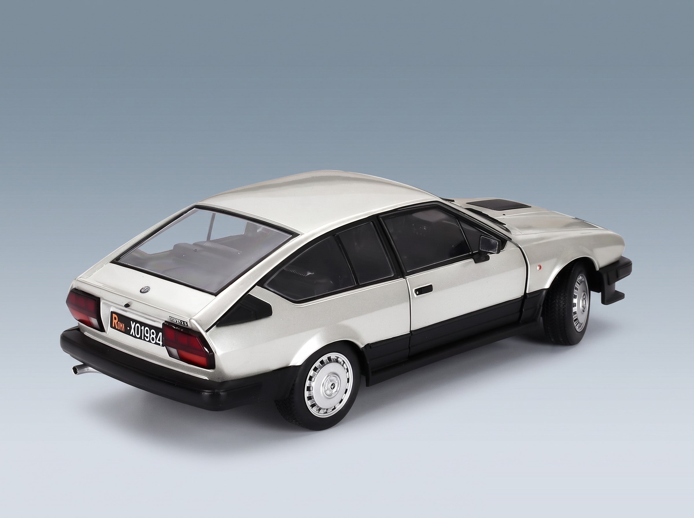 Alfa Romeo Alfetta GTV 6 1984 Silver Solido 1:18 scale model - rear three-quarter view
