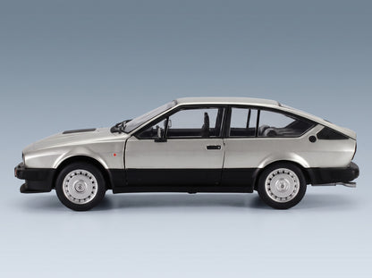 Alfa Romeo Alfetta GTV 6 1984 Silver Solido 1:18 scale model - side view