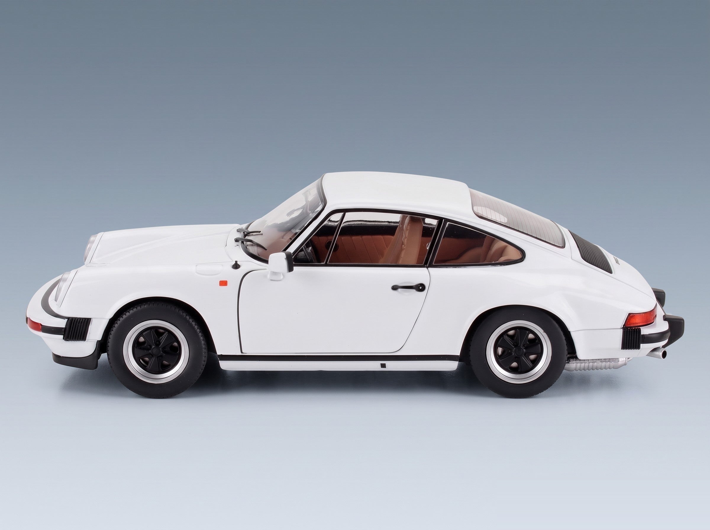 Porsche 911 930 3.0L SC Coupé 1974 White Solido 1:18 scale model - side view