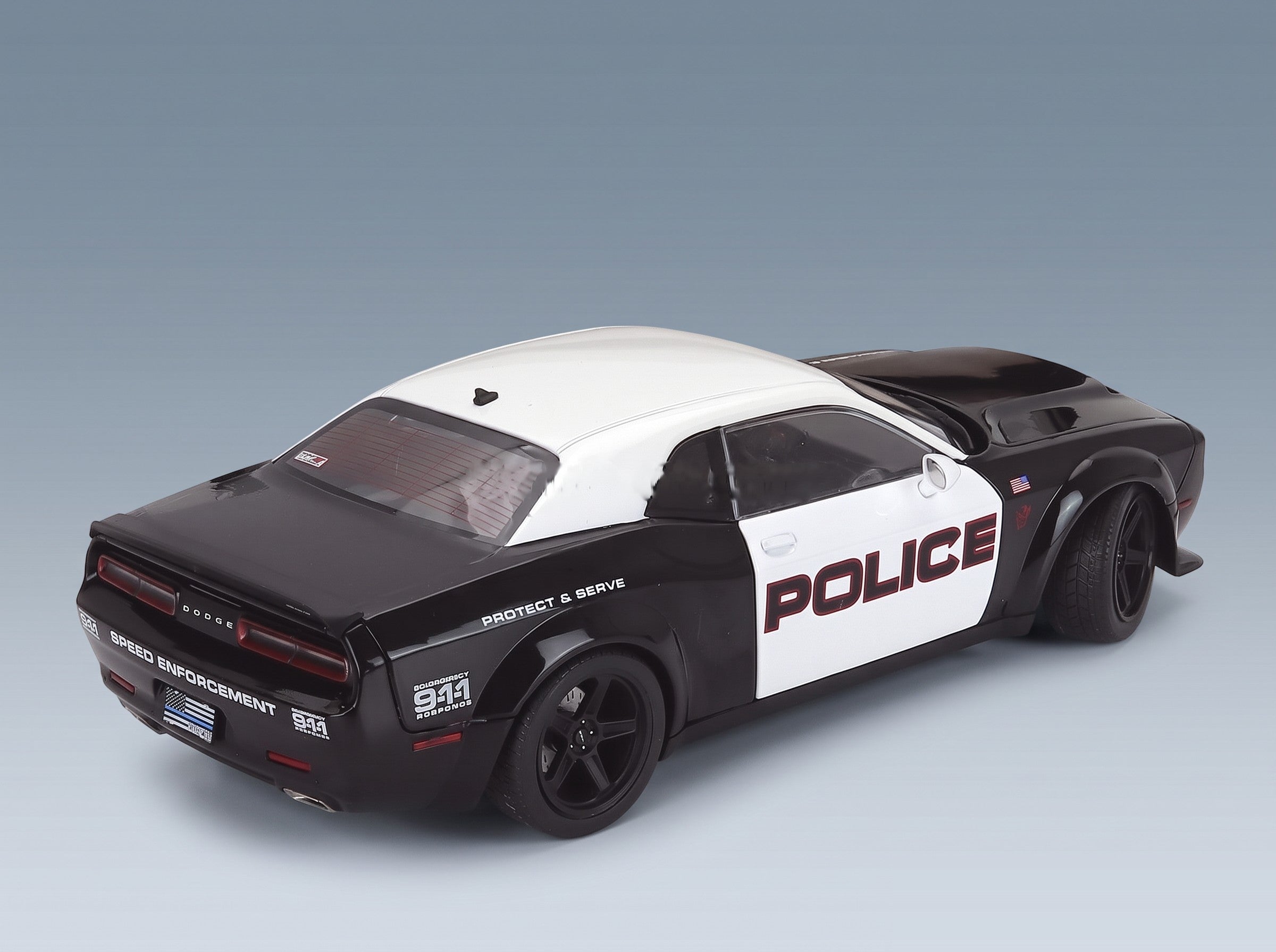 Dodge Challenger R/T Scat Pack Highway Police 2023 Black White Solido 1:18 scale model - rear three-quarter view