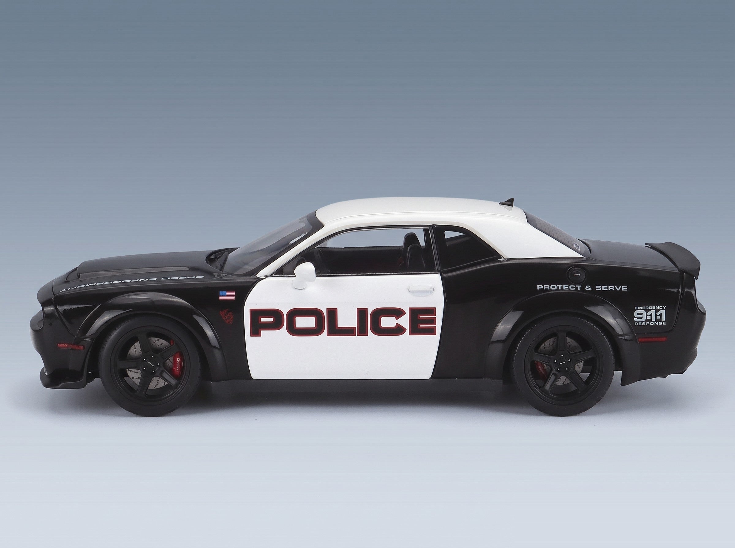 Dodge Challenger R/T Scat Pack Highway Police 2023 Black White Solido 1:18 scale model - side view