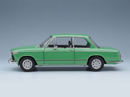 BMW 1602 Taiga 1971 Green Solido 1:18 scale model - side view