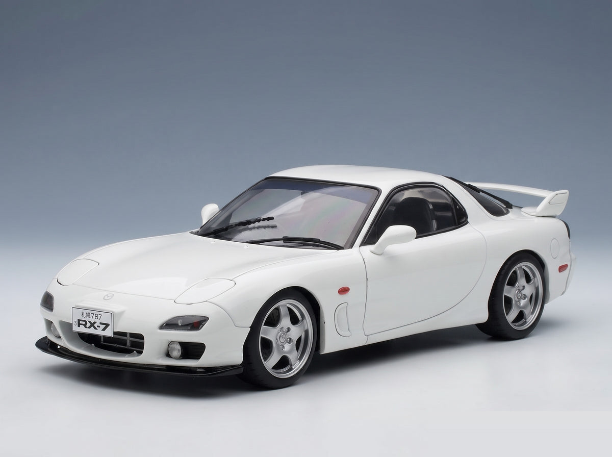 Mazda RX-7 FD3S Coupé 1999 Pure White Solido 1:18 scale model - front three-quarter view