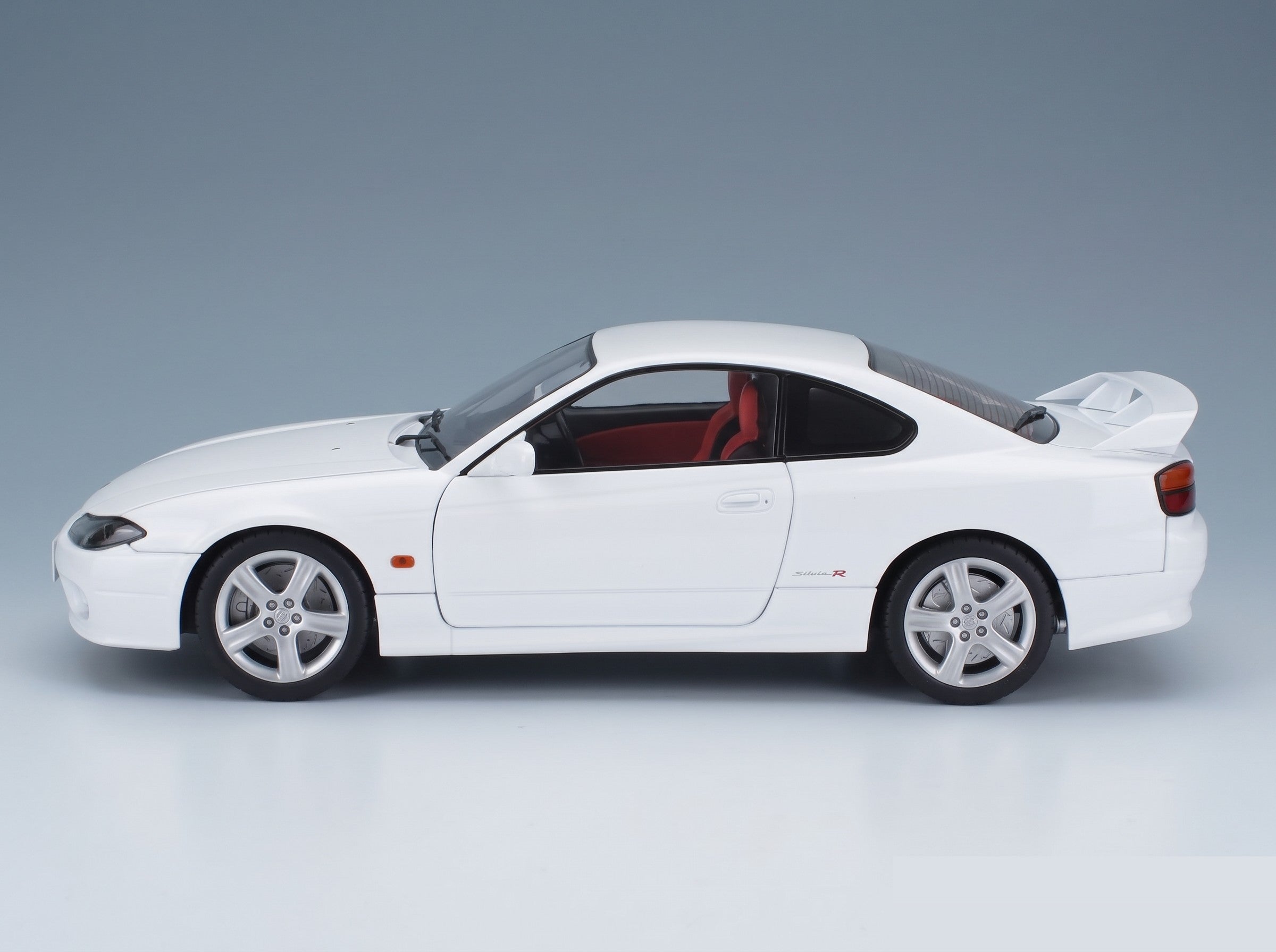 Nissan Silvia S15 Coupé Spec-R Aero 1999 White Solido 1:18 scale model - side view