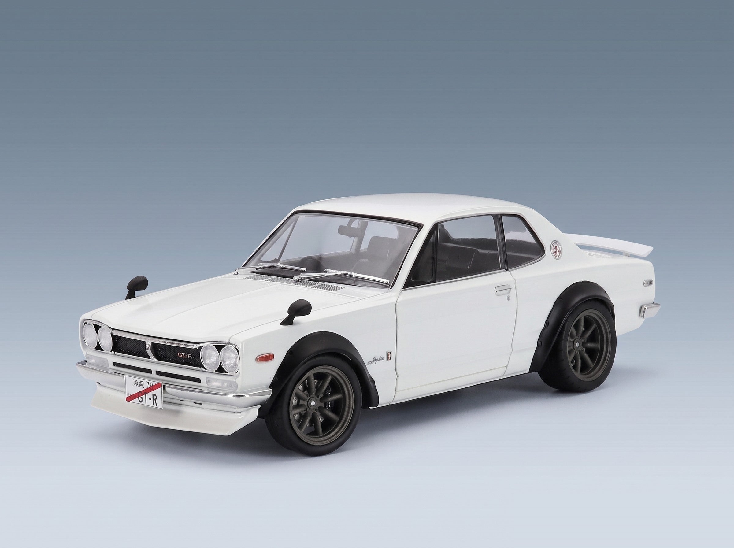 Nissan Skyline C10 Hakosuka Works 1970 Pearl White Solido 1:18 scale model - front three-quarter view
