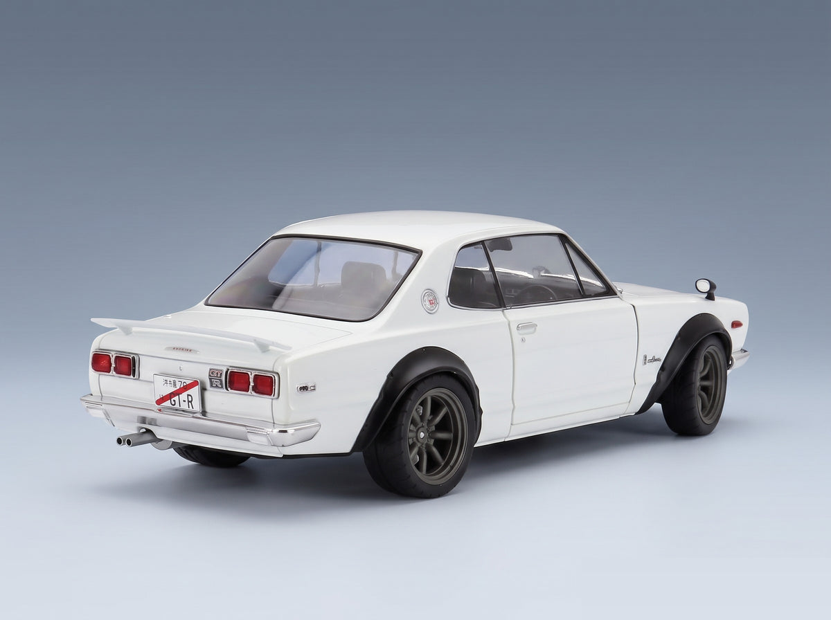 Nissan Skyline C10 Hakosuka Works 1970 Pearl White Solido 1:18 scale model - rear three-quarter view