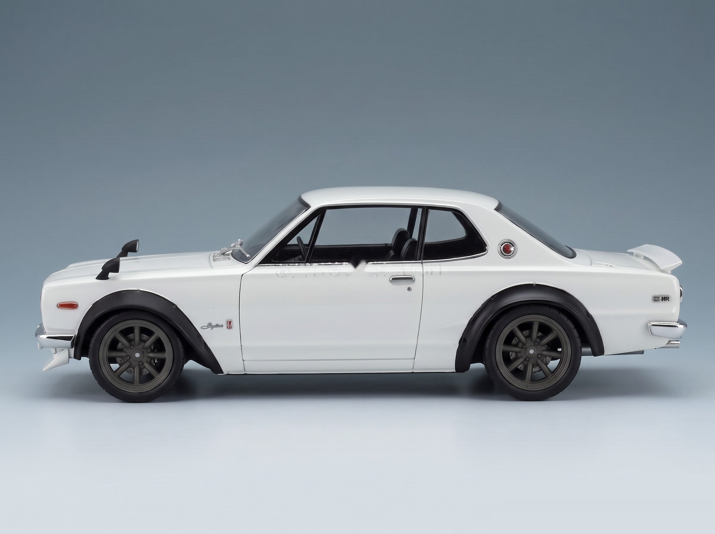 Nissan Skyline C10 Hakosuka Works 1970 Pearl White Solido 1:18 scale model - side view