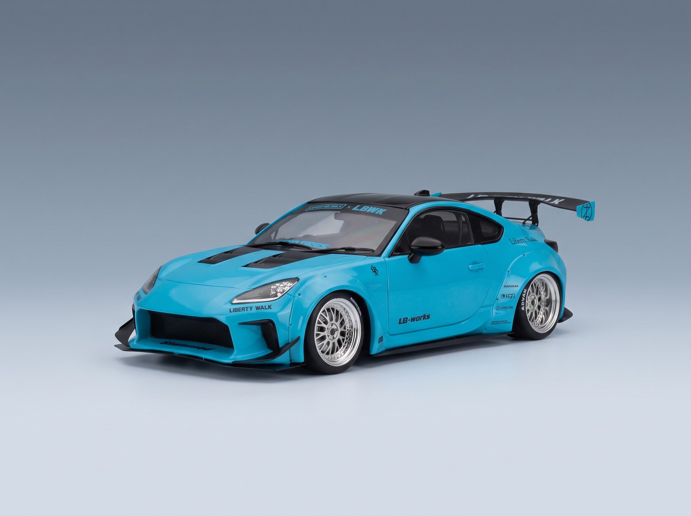 Toyota GR86 LBWK Body Kit Coupé 2024 Baby Blue Solido 1:18 scale model - front three-quarter view