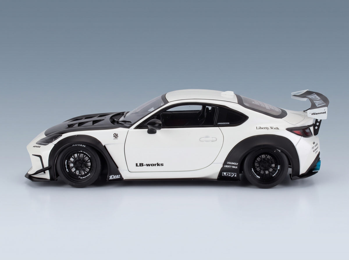 Toyota GR86 LBWK Body Kit Coupé 2024 White Pearl Black Solido 1:18 scale model - side view