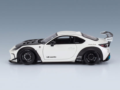 Toyota GR86 LBWK Body Kit Coupé 2024 White Pearl Black Solido 1:18 scale model - side view