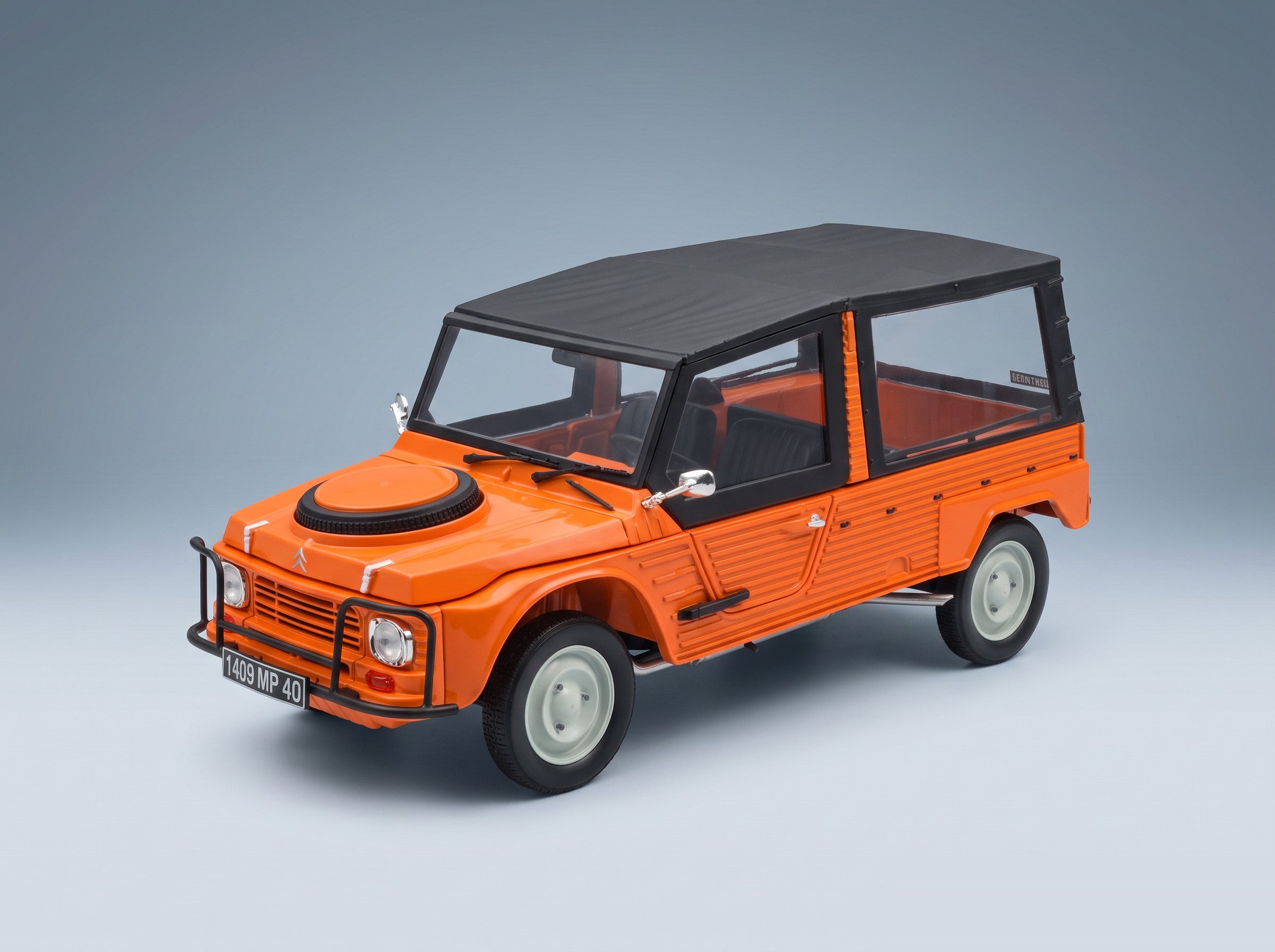 Citroën Méhari 4x4 Kirghiz 1979 Orange Norev 1:18 scale model - front three-quarter view