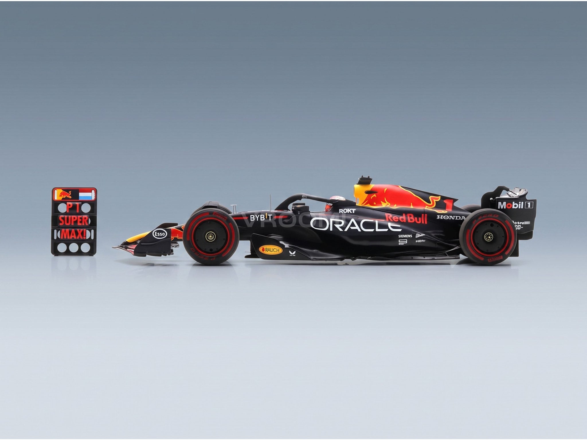 Red Bull RB19 Oracle Red Bull Racing No. 1 Max Verstappen Winner British GP World Champion 2023 Spark Model 1:18 scale model - side view