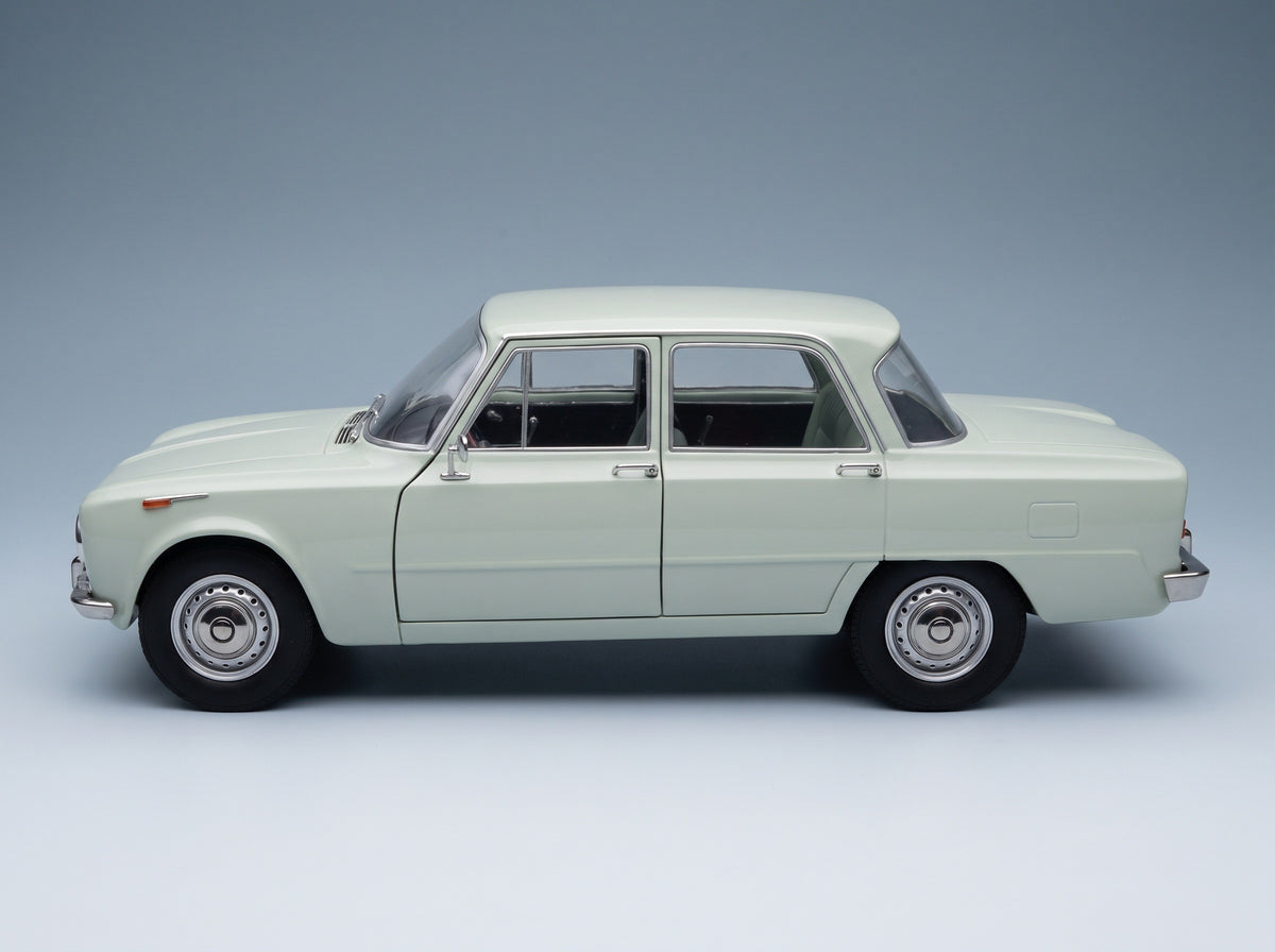 Alfa Romeo Giulia 1.6 Ti 1962 Acqua di Fonte Very Light Green Mitica 1:18 scale model - side view
