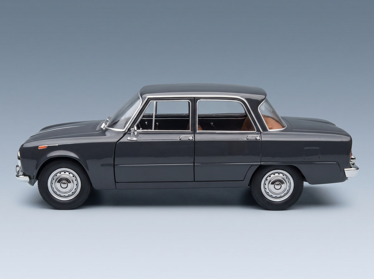 Alfa Romeo Giulia 1.6 Ti 1962 Grigio Grafite Mitica 1:18 scale model - side view