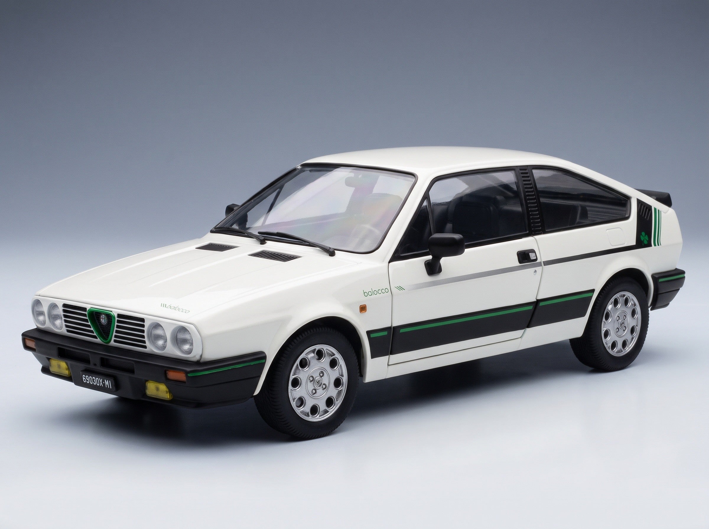 Alfa Romeo Sprint 1.5 Quadrifoglio Verde Balocco 1984 Bianco Capodimonte Mitica 1:18 scale model - front three-quarter view