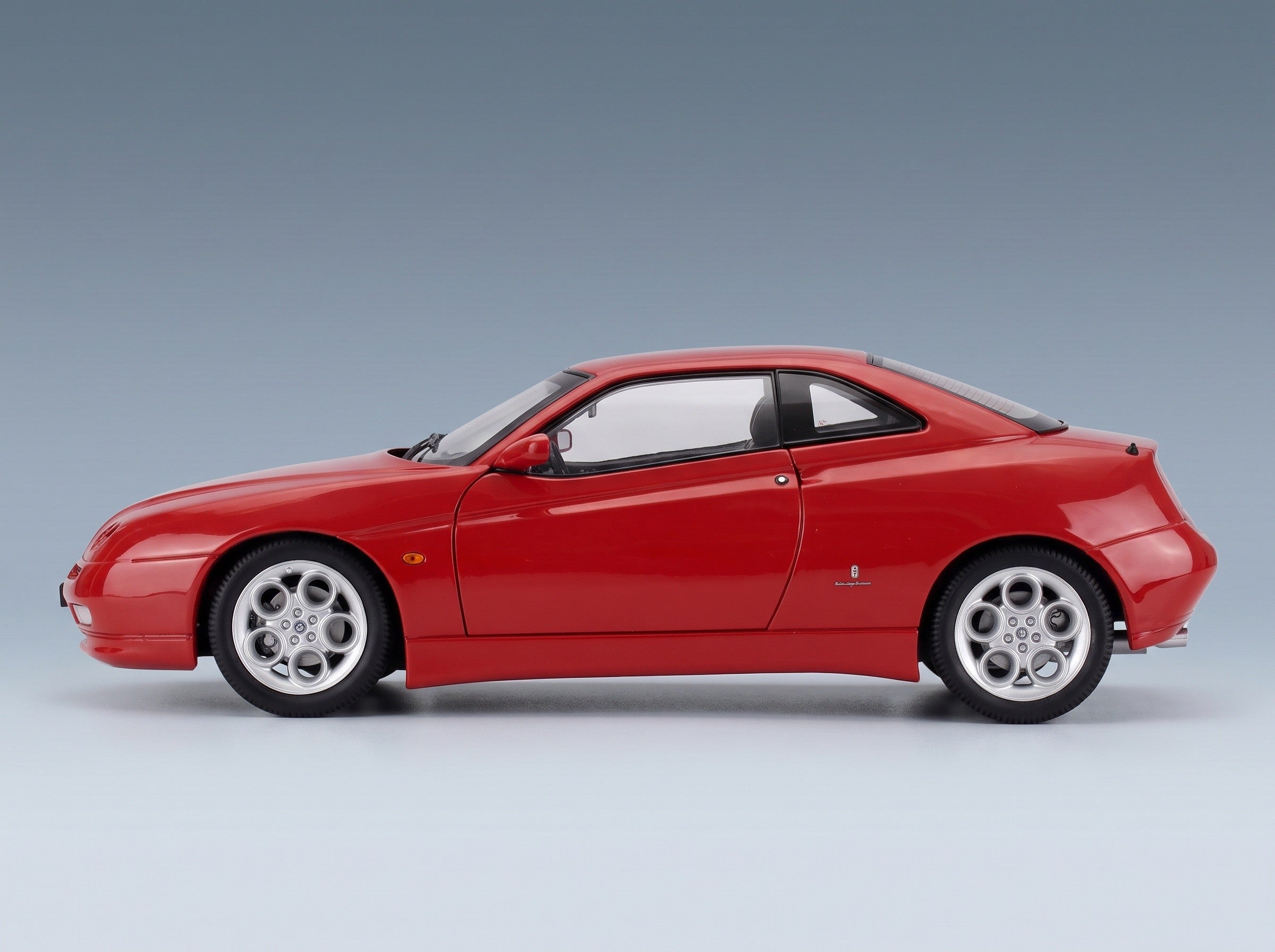 Alfa Romeo GTV 3.0 V6 24V 1998 Rosso Alfa 130 Mitica 1:18 scale model - side view
