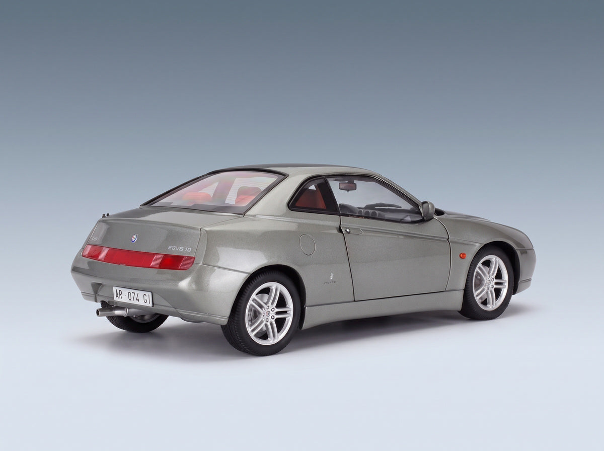 Alfa Romeo GTV 2.0 V6 TB 1998 Grigio Titanio 613 Mitica 1:18 scale model - rear three-quarter view
