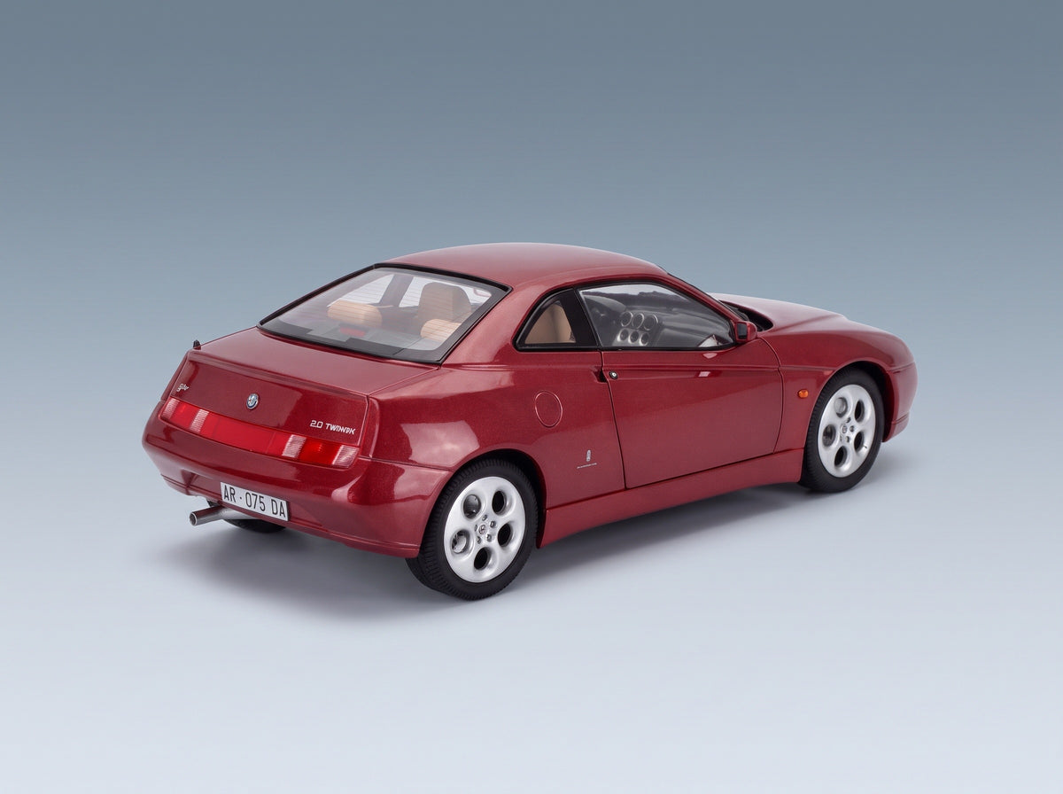 Alfa Romeo GTV 2.0 TS 16V 1998 Rosso Proteo 195 Mitica 1:18 scale model - rear three-quarter view